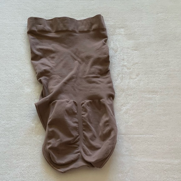 Skims Sculpting High Waist Brief - Picture 6 of 8